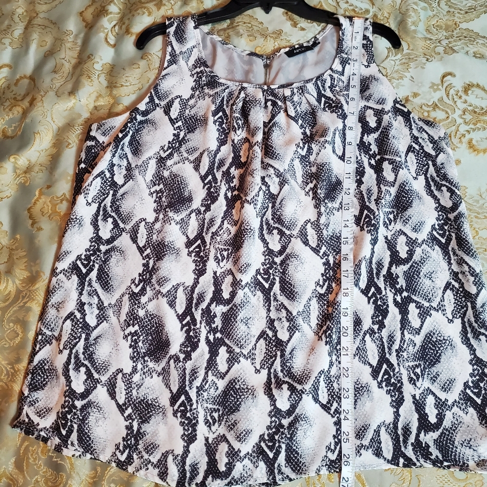 Apt. 9 Scoop Neck Chiffon Snake Print Pullover Top, XL, Black/White/Grey - Picture 9 of 13